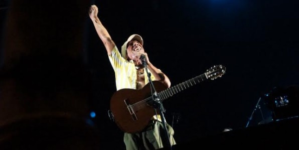 Είδαμε Manu Chao:  «Tonight I watch through my window and I cant see no rights..»